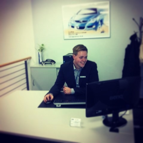 Julian Haase als junger Verkäufer im Autohaus