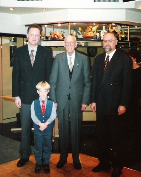 Vier Generationen der Familie Haase im Autohaus, vorne Julian als Kind